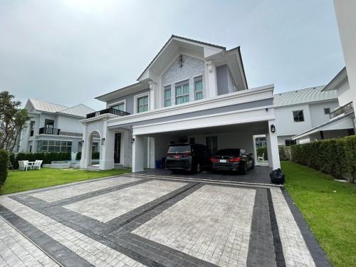 Lat Krabang Resort | บ้านพักหรู ใกล้สนามบินสุวรรณภูมิ พักได้สูงสุด 10 คน