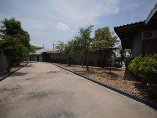 Phan Thong Hotel | โรงแรมทูมอร์โรว์แลนด์ อมตะนคร