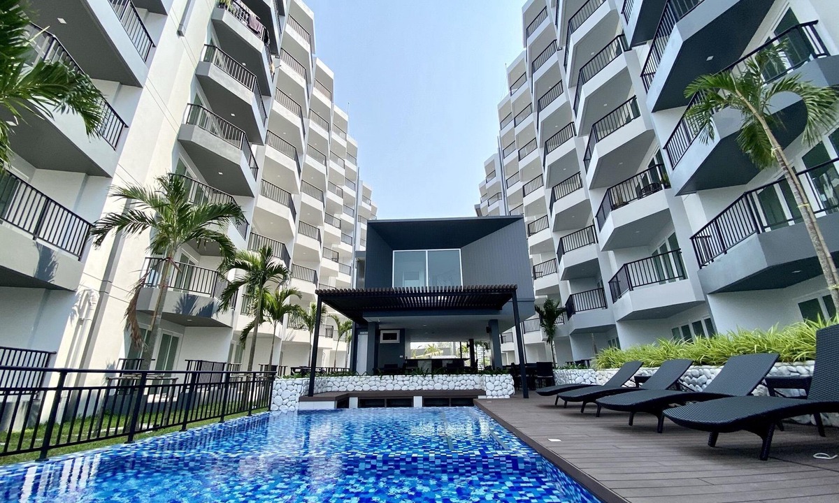 Kram Condo | 1 bdrm high floor, 2 minutes to the beach, Wi-Fi, Kitchen