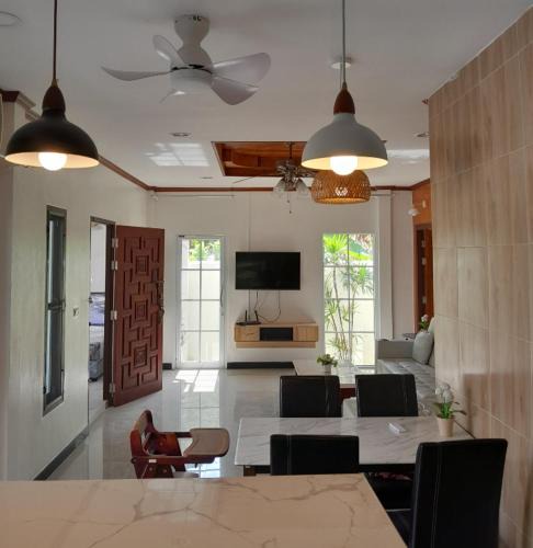 Choeng Thale Villa | 3BR Villa near Boat Avenue Laguna beach