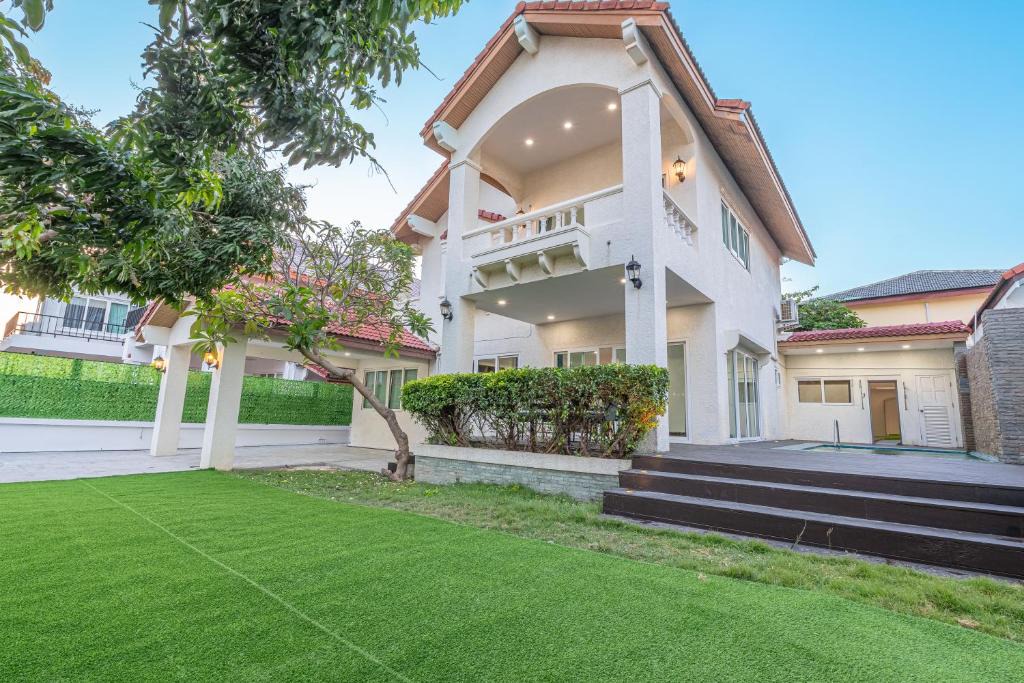 South Pattaya Villa | Beach four bedroom pool Villa Jomtien