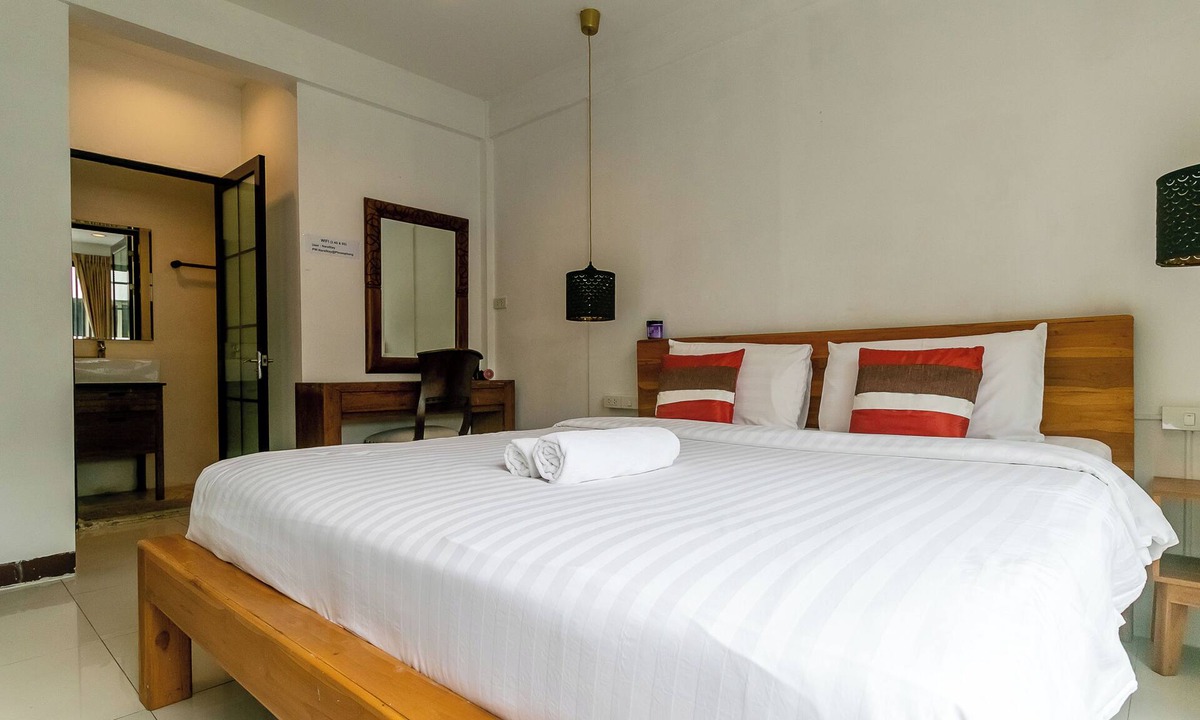 Asoke Apartment | Cozy Studio with Workspace, Steps from BTS Phromphong