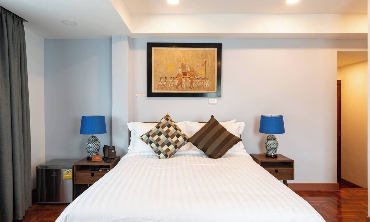 Bang Na House | Dual-view luxury corner retreat, artisan touches