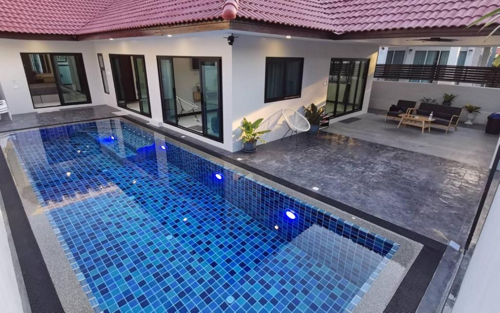 South Pattaya Villa | Experience perfect swimming pool water and Jacuzzi at Royal Park Village - Walk to the Beach