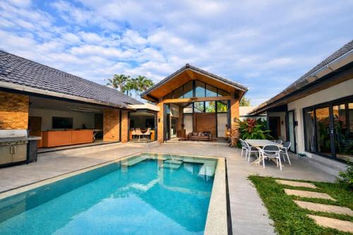 Kathu Villa | Golf Paradise 4 BR Smart Home Pool Villa at Loch Palm Golf Course Kathu