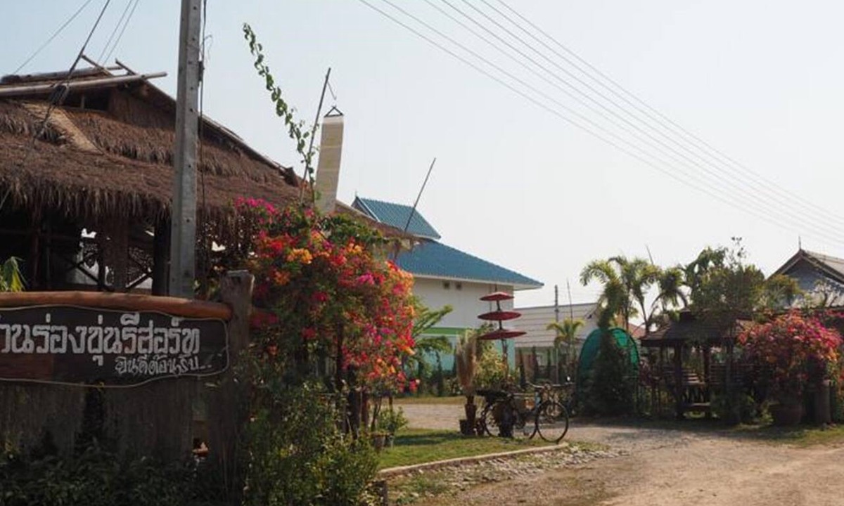 Chiang Rai Hotel | Heun Baan Rong Khun Resort