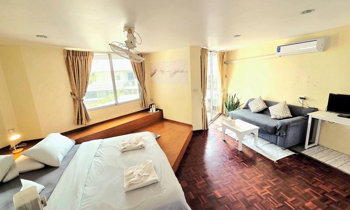 Bangkok Central Business District Hostel | Home16 Hostel 16