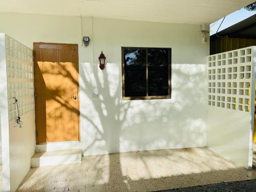 Bang Lamung Hostel | House Garden บ้านสวนสุพัตรา Room