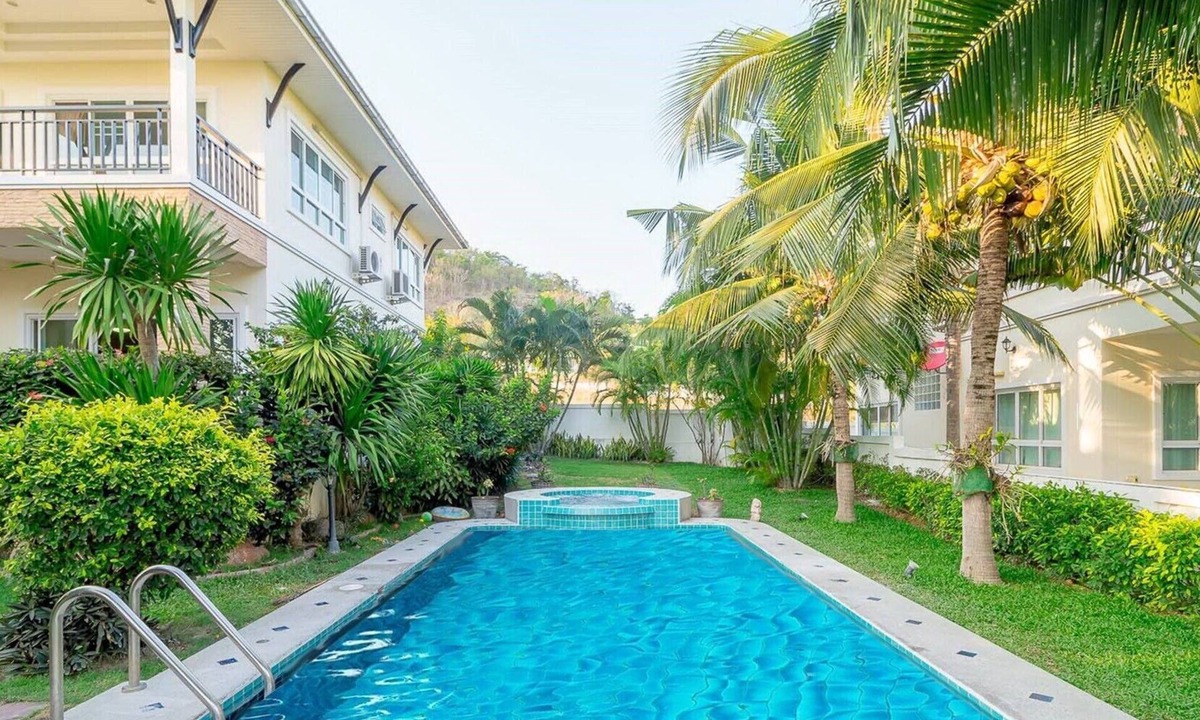 Hin Lek Fai House | Luxurious Villa with Private Pool and Jacuzzi