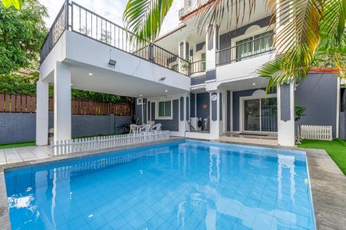 South Pattaya Villa | Luxury 5 Bedrooms Pool Villa with Terrace