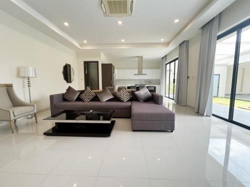 Nong Prue Villa | Luxury Pool Villa Steps Away from Mabprachan Lake