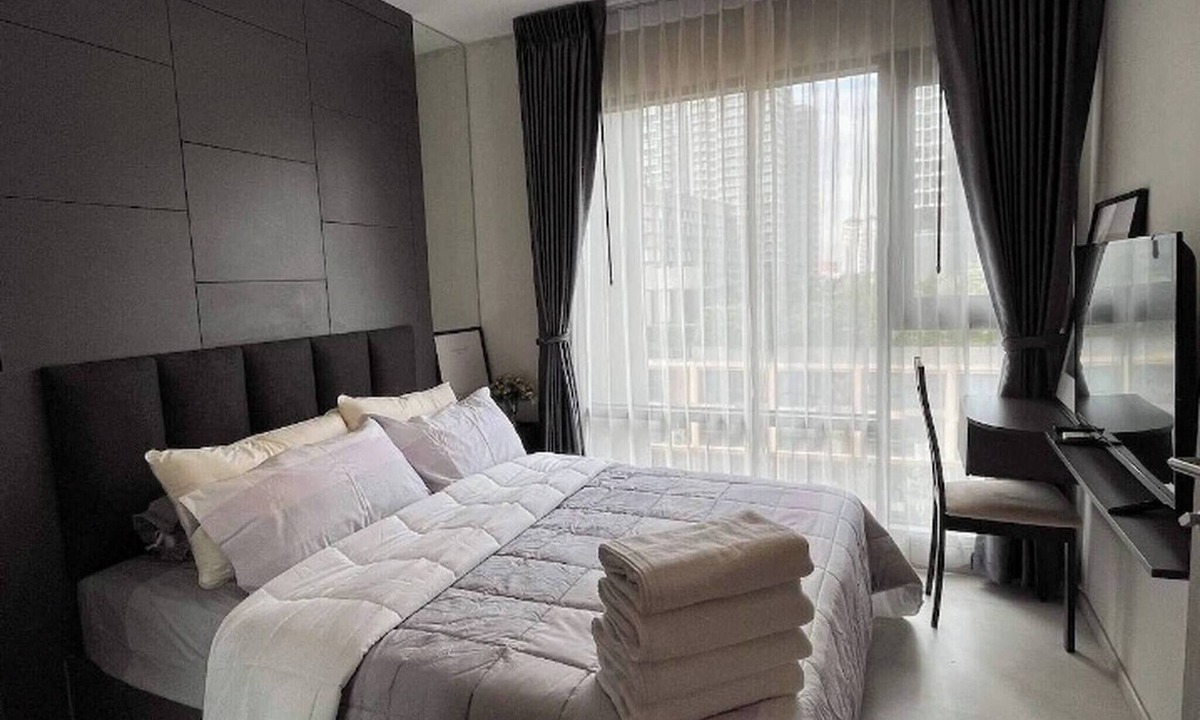 Sukhumvit Condo | Modern Condo in Khlong Toei Balcony, Gym, & Fast WiFi