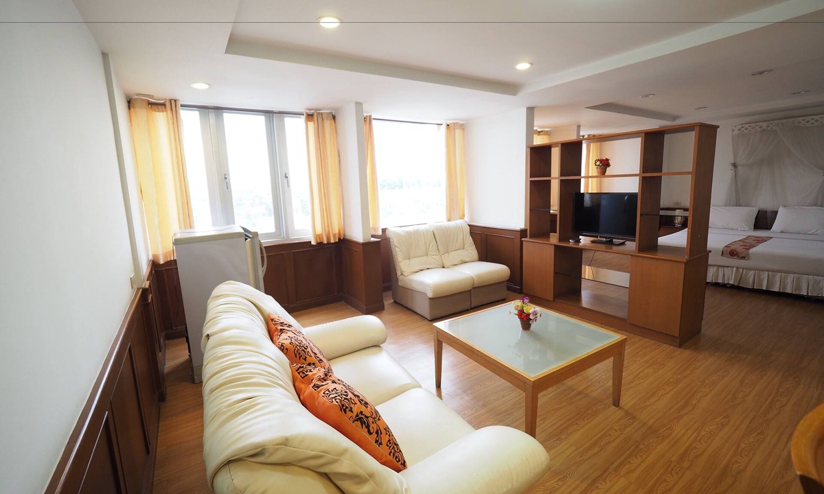 Ban Lam Rua Taek Hotel | Navanakorn Golden View