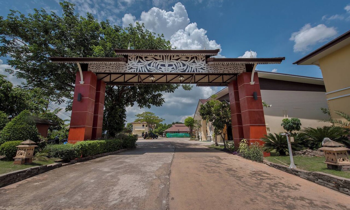 Nong Khai Hotel | Park & Pool Resort