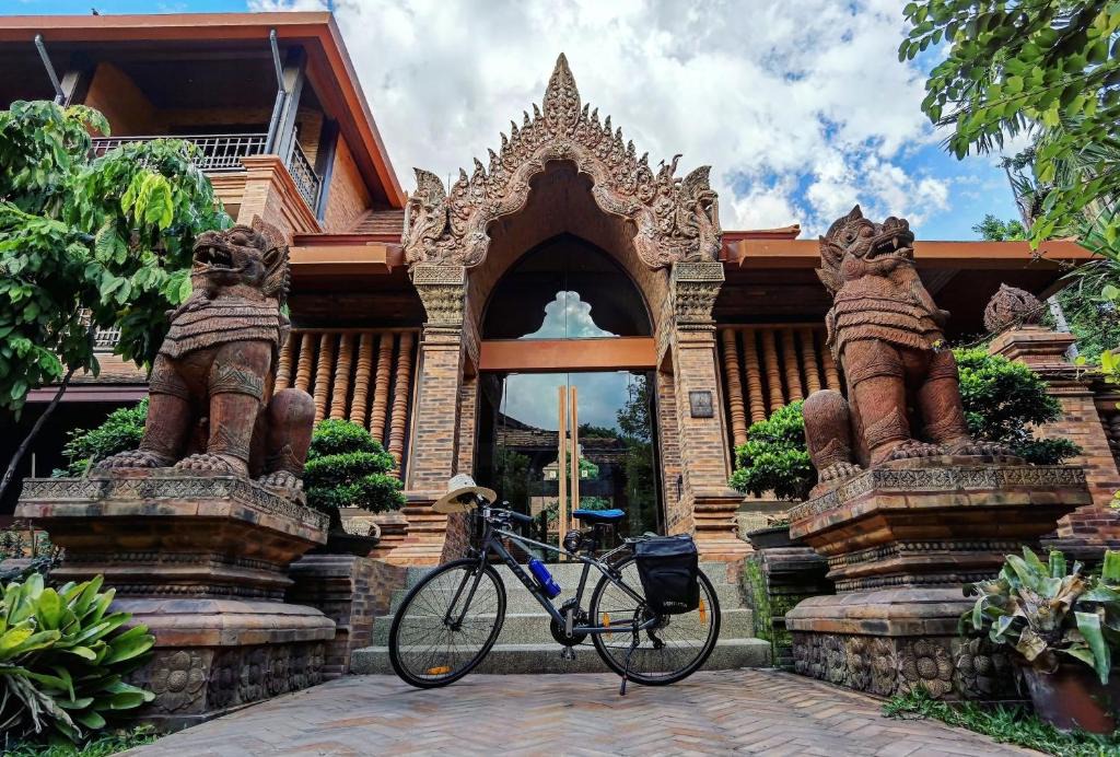 Old City Hotel | Phor Liang Meun Terracotta Arts