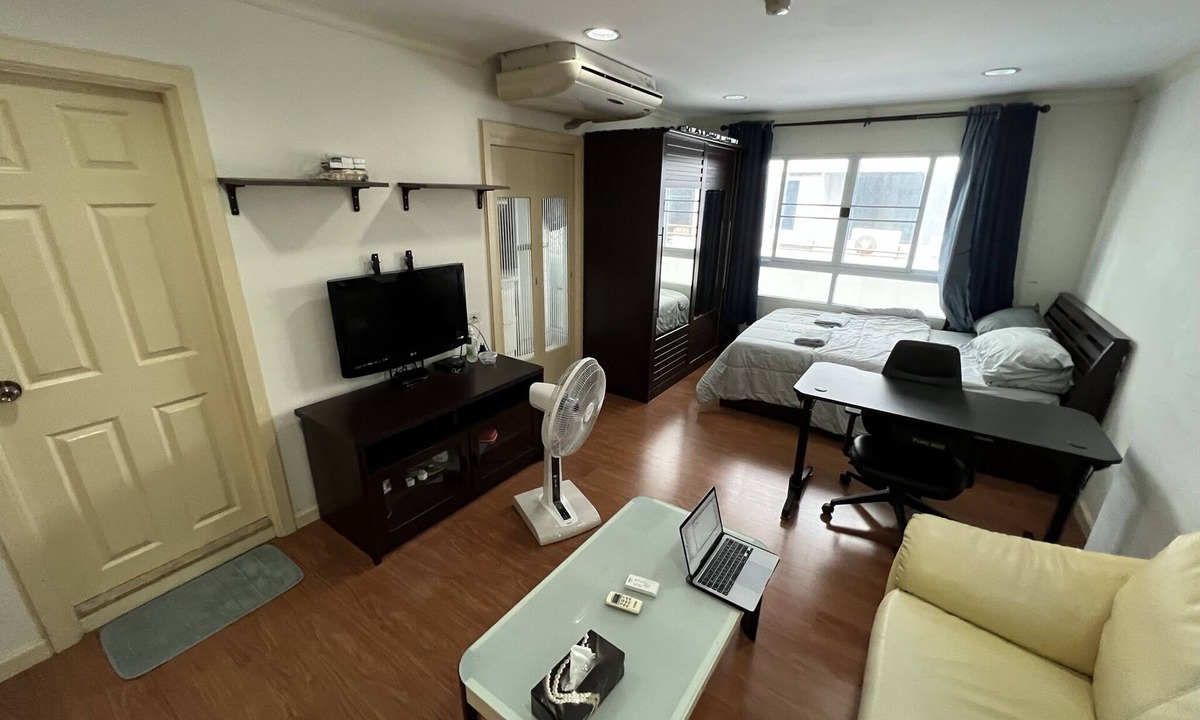 Bangkok Central Business District Apartment | Quiet resident in town. Supermarket N the malls just next door.