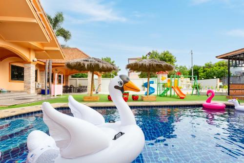 Na Kluea Villa | The Orange House Pool Villa Pattaya