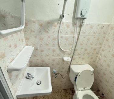 Bang Lamung Hostel | House Garden บ้านสวนสุพัตรา Room