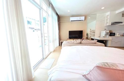 Ban Bang Saen Hotel | The beach bangsaen condo daily room Poolside