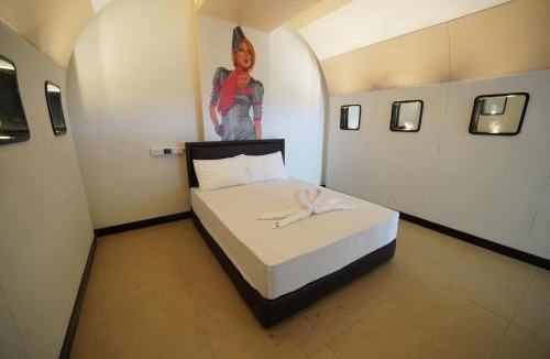 Nong Chaeng Hotel | โรงแรมทูมอร์โรว์แลนด์ อมตะนคร