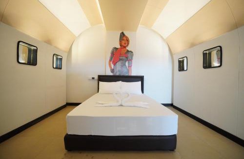 Nong Chaeng Hotel | โรงแรมทูมอร์โรว์แลนด์ อมตะนคร