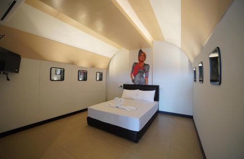 Nong Chaeng Hotel | โรงแรมทูมอร์โรว์แลนด์ อมตะนคร