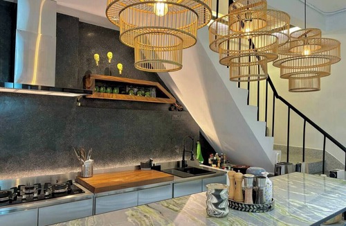 Phra Khanong House | 10 min BTS 1Gbs WIFI NFLIX Full Kitchen HomeCinema