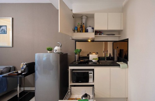 Khlong Tan Nuea Apartment | 24th-Floor King Bed · Balcony, Pool, Gym