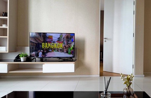 Khlong Tan Nuea Apartment | 24th-Floor King Bed · Balcony, Pool, Gym