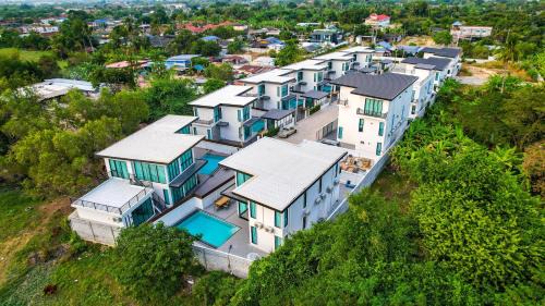 Huai Yai Villa | Aqua Pool Villa by VINYX