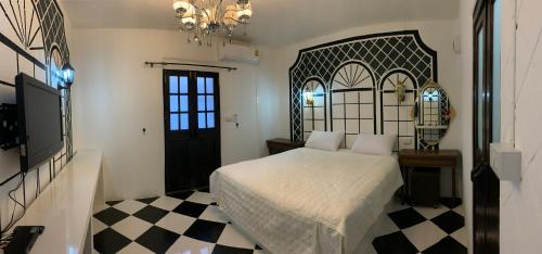Chumphon Hotel | At Night