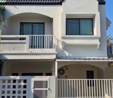 Nuanchan House | Charming 3-Bedroom House in Bueng Kum, Thailand
