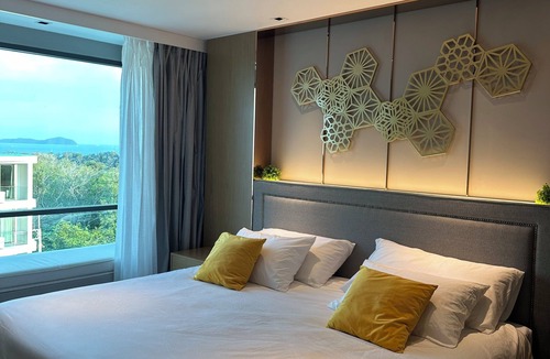 Rawai Hotel | Charming deluxe room in 5-star hotel in Nai Harn with gym and kids water park
