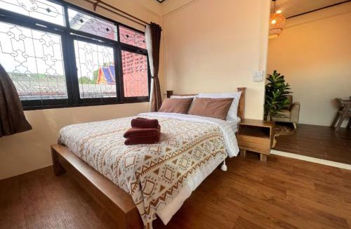 Bangkok Yai House | Cozy Homey House Bangkok near Wat Arun