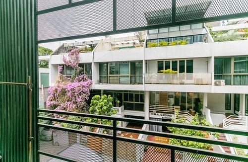Asoke Apartment | Cozy Studio with Workspace, Steps from BTS Phromphong