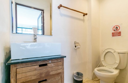 Asoke Apartment | Cozy Studio with Workspace, Steps from BTS Phromphong