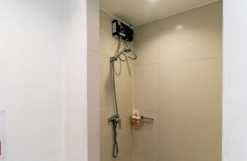 Asoke Apartment | Cozy Studio with Workspace, Steps from BTS Phromphong