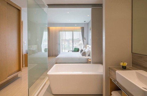 Racha Thewa Hotel | Eastin Thana City Golf Resort