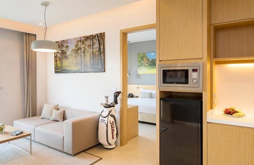 Racha Thewa Hotel | Eastin Thana City Golf Resort
