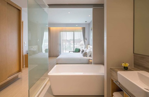Racha Thewa Hotel | Eastin Thana City Golf Resort