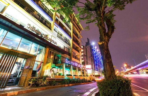 Khlong Ton Sai House | Elegant Executive Suite | Stylish Bangkok Stay