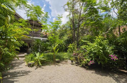 Sangkat Sla Kram Bed & Breakfast | Enkosa 4-Bedroom Wooden Luxury House