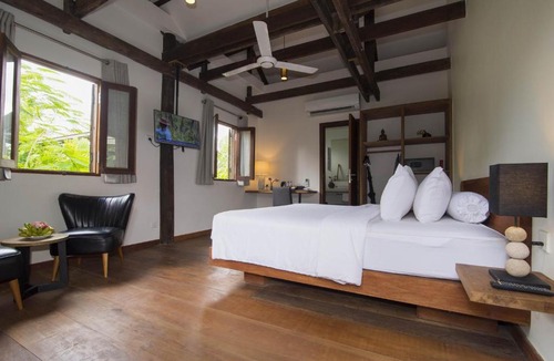 Sangkat Sla Kram Bed & Breakfast | Enkosa 4-Bedroom Wooden Luxury House