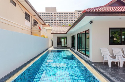 South Pattaya Villa | Experience perfect swimming pool water and Jacuzzi at Royal Park Village - Walk to the Beach