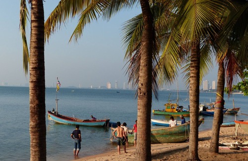 Chonburi Apartment | Large apartment with sea view 100 m from the beach in a fishing village
