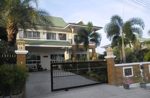 Hin Lek Fai House | Luxurious Villa with Private Pool and Jacuzzi