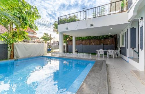 South Pattaya Villa | Luxury 5 Bedrooms Pool Villa with Terrace