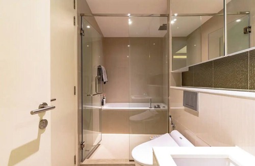 Khlong Tan Nuea Apartment | Luxury one bedroom condo, Rooftop Pool, EMQUARTIER bts, Free Airport pick up