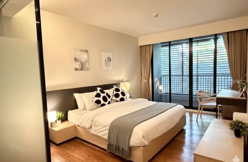 Bangkok Central Business District Apartment | Modern 2BR Retreat @ Sukhumvit near Asoke BTS