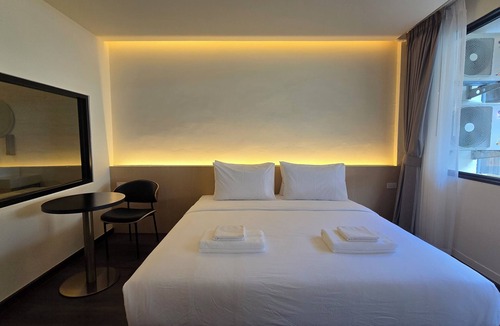 Silom Bed & Breakfast | Norns Silom Cafe & Stay